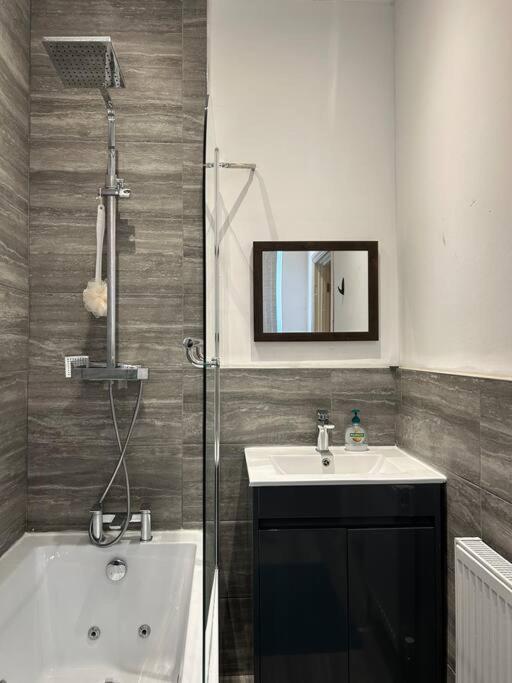Ensuite Room With Private Bathroom At Walsall Dış mekan fotoğraf