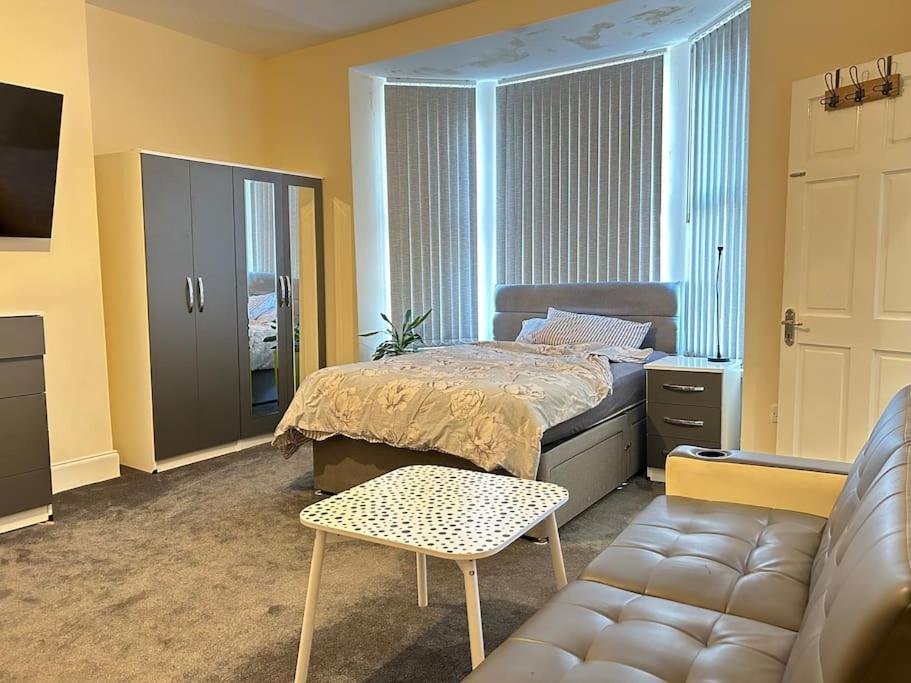 Ensuite Room With Private Bathroom At Walsall Dış mekan fotoğraf